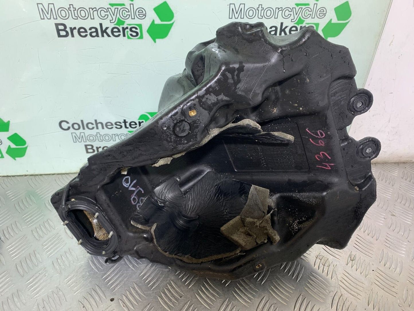 APRILIA SL750 SL 750 SHIVER PETROL TANK YEAR 2012 (CMB1074)