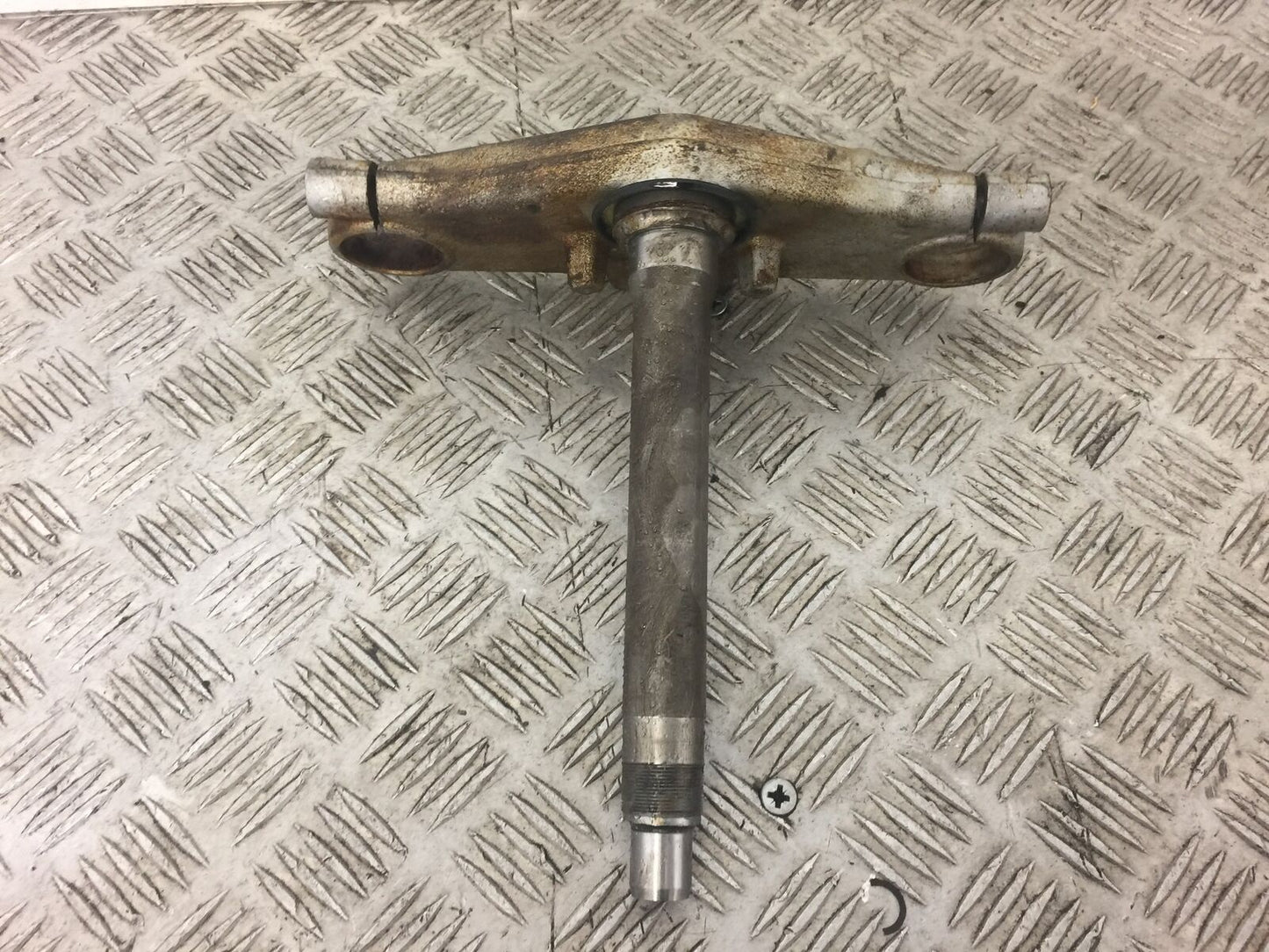 SUZUKI GZ125 GZ 125 MARAUDER BOTTOM YOKE YEAR 2002
