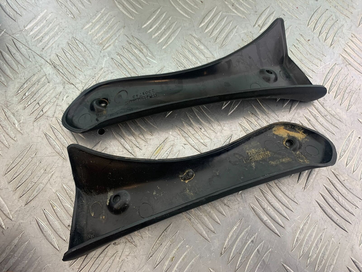 TRIUMPH 955i SPRINT ST TOP FAIRING INFILLS YEAR 1999-2004 (CMB1124)