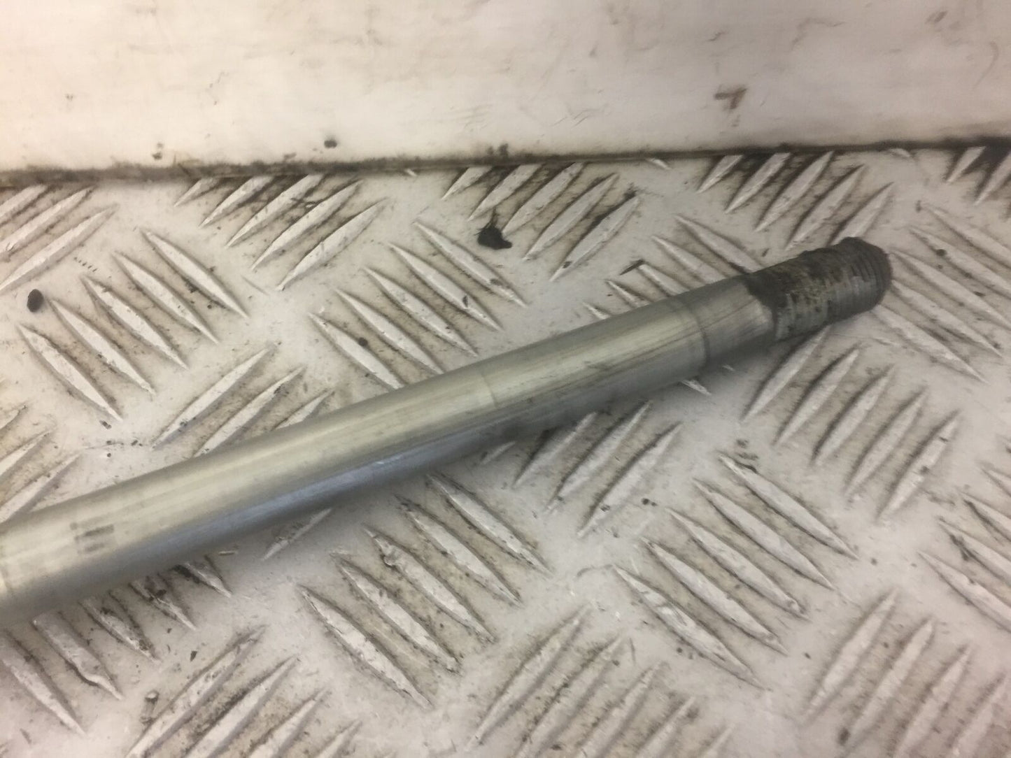 SUZUKI SV650 SV 650 FRONT WHEEL SPINDLE YEAR 1999 STOCK 417