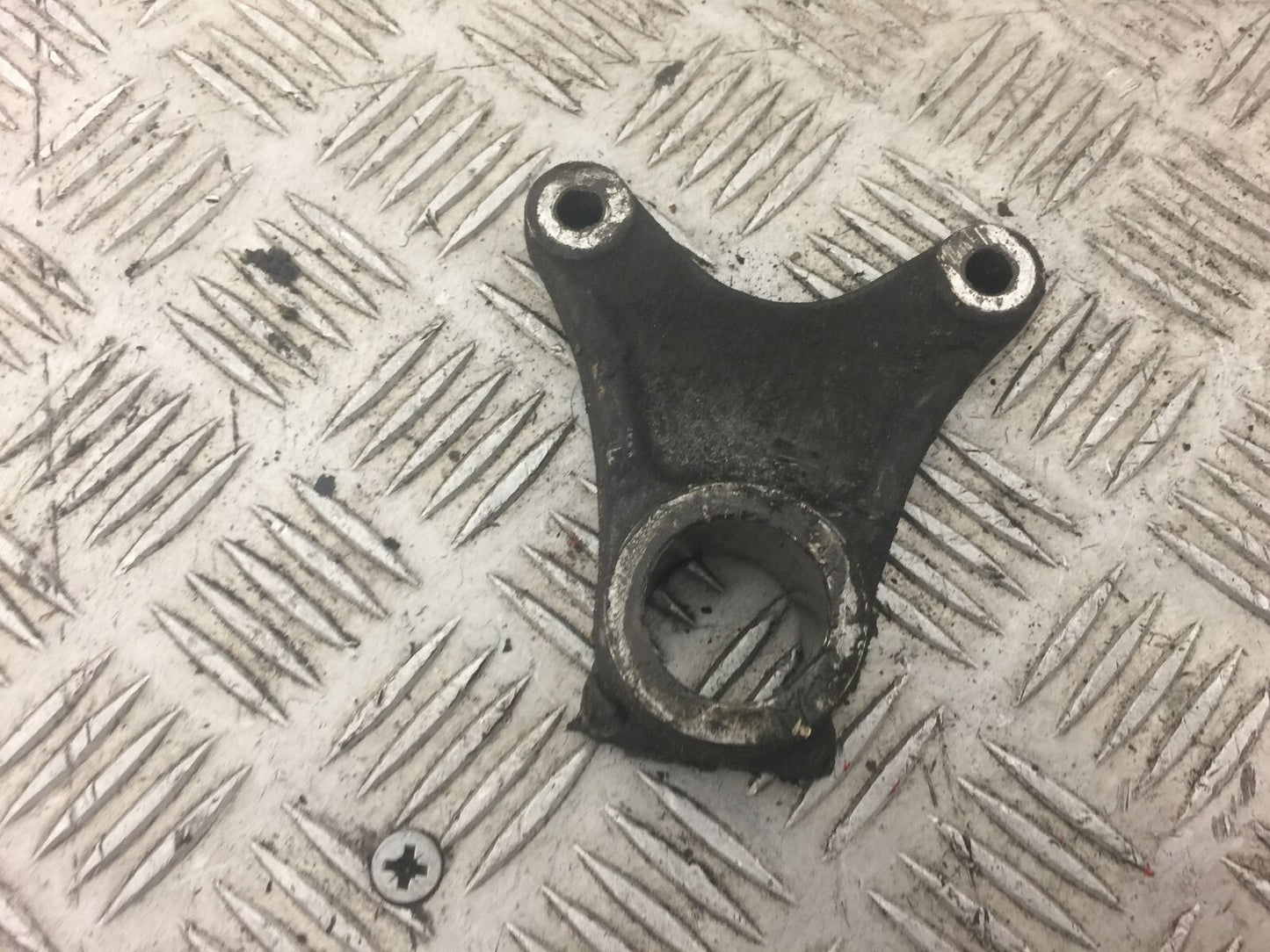SUZUKI GSXR1000 GSXR 1000 REAR CALIPER BRACKET K1 K2 YEAR 2000