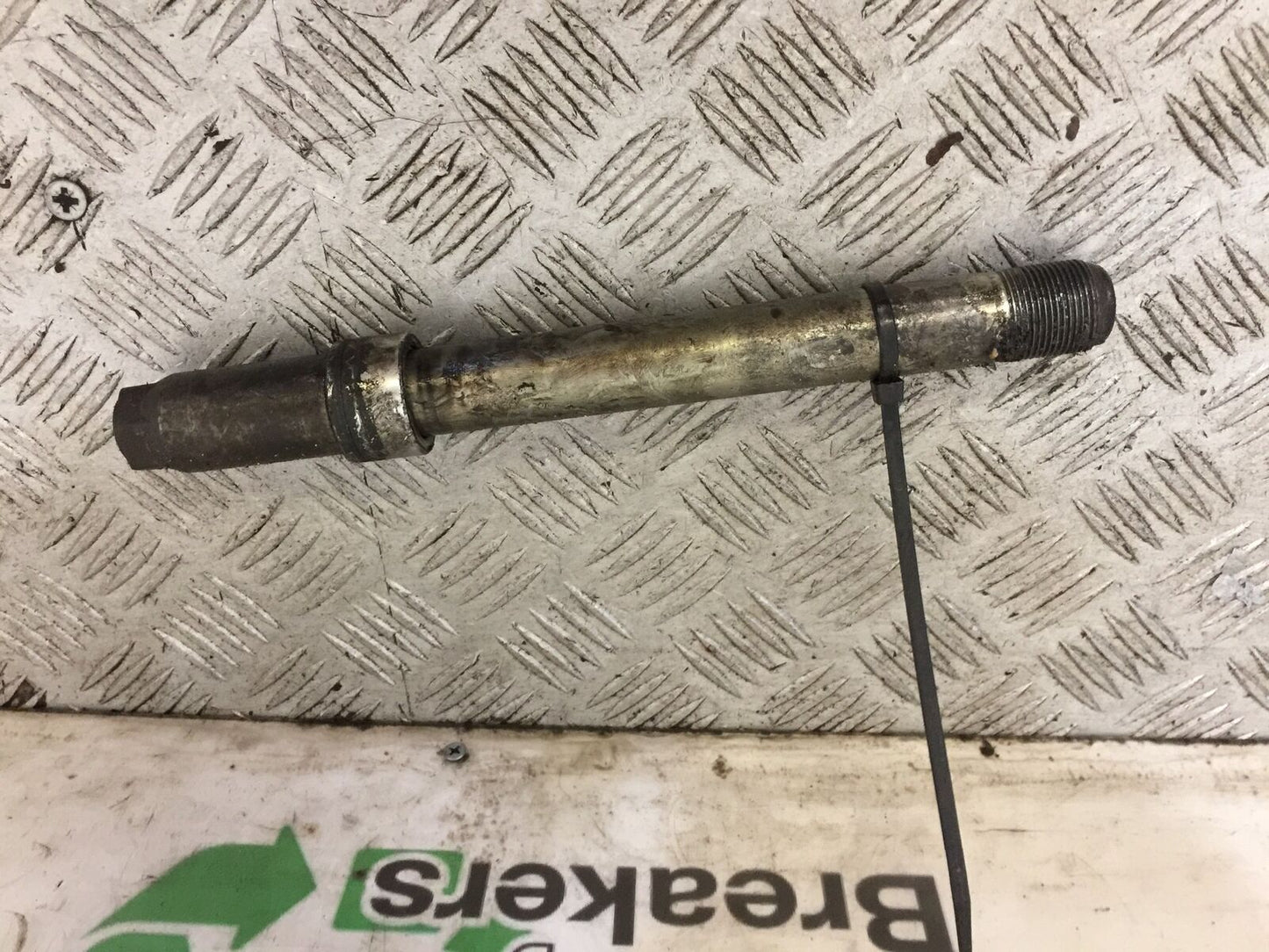 TRIUMPH 955i SPRINT ST FRONT WHEEL SPINDLE YEAR 1999-2004 (STOCK 735)