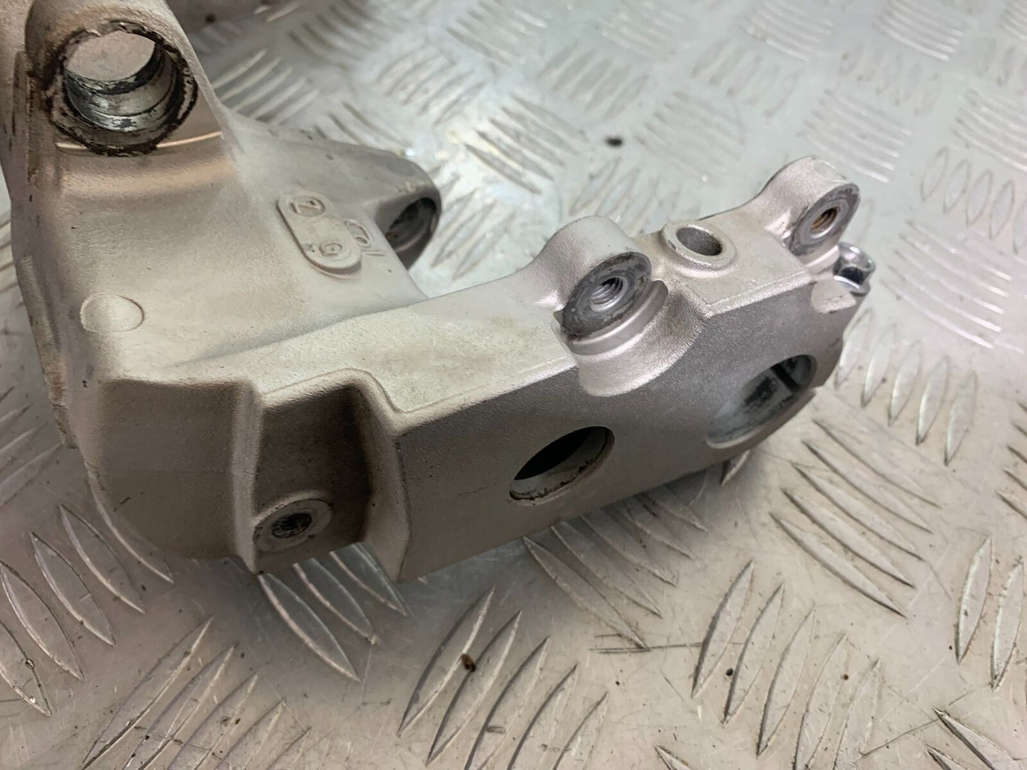 HONDA CBR 929 RRY FIREBLADE LOWER ENGINE BRACKET YEAR 2000-01 (CMB1094)