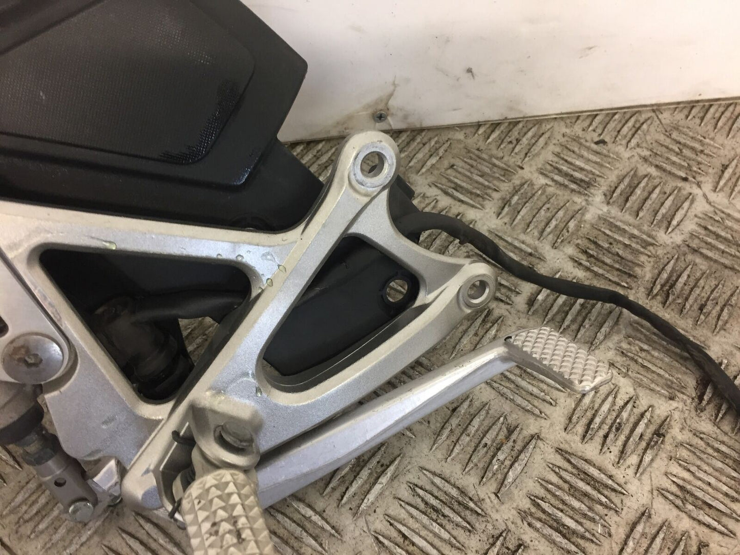 YAMAHA YZF R1 FRONT RIGHT HANGER YEAR 2011