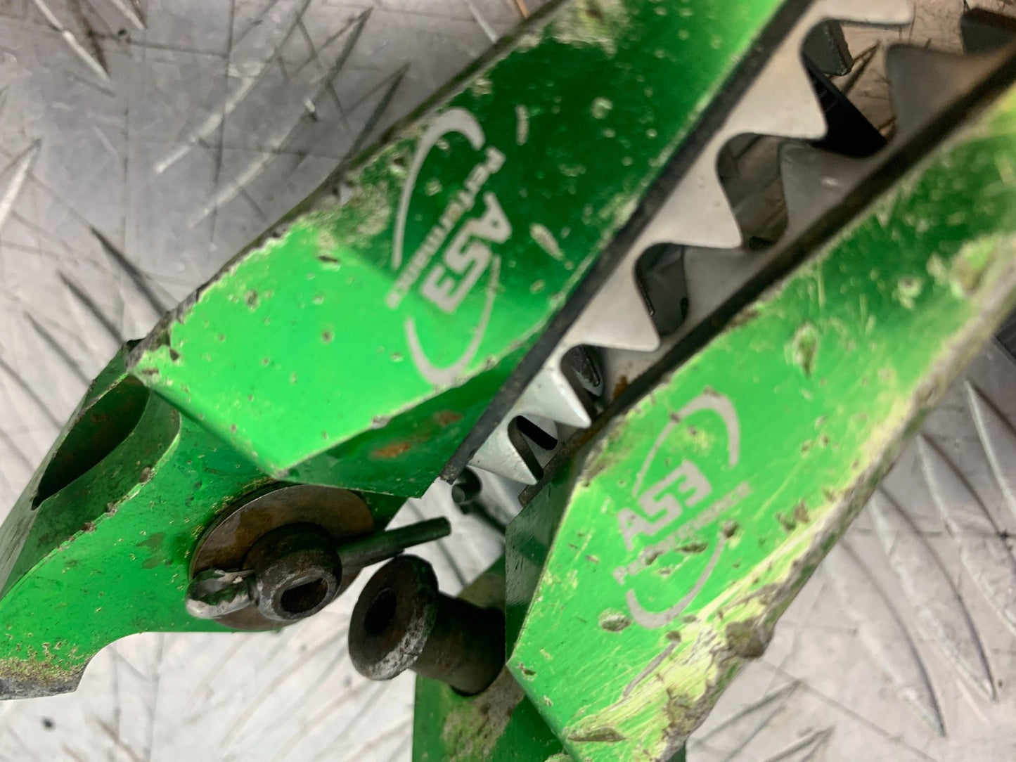 KAWASAKI KXF450 KXF 450 FOOTPEGS YEAR 2013 CMB1217)