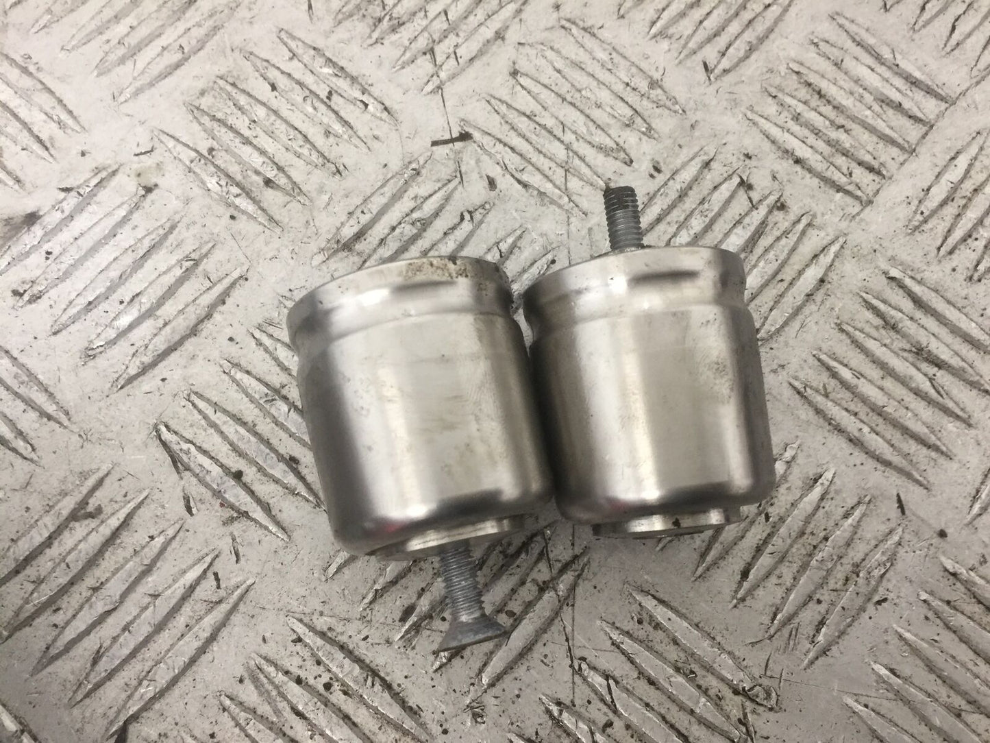 TRIUMPH TROPHY 1215 SE BAR END WEIGHTS 2012-2017 (STOCK 870)