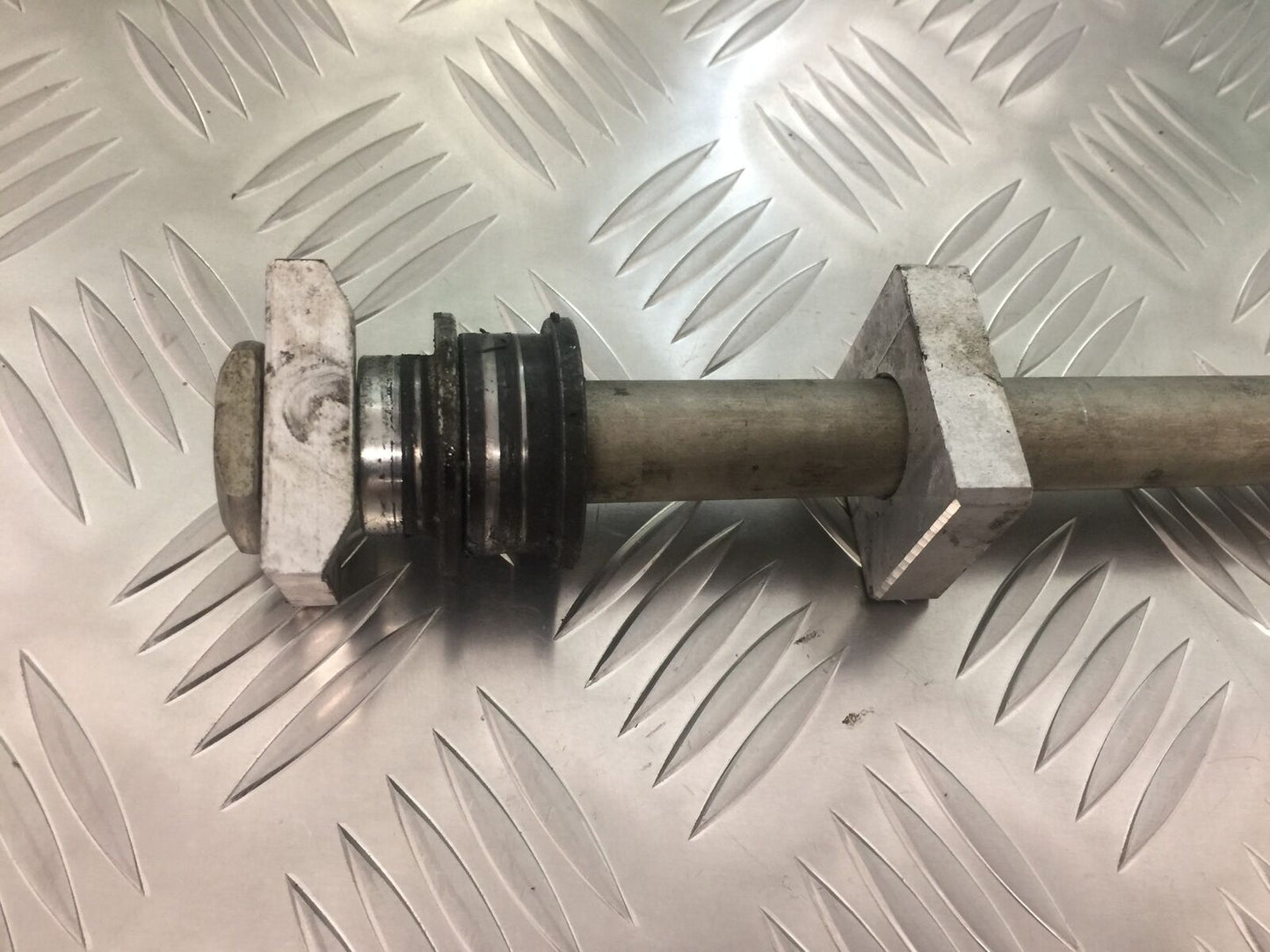 KAWASAKI VERSYS 1000 KLZ 1000 REAR WHEEL SPINDLE YEAR 2015-2018 (STOCK 912)