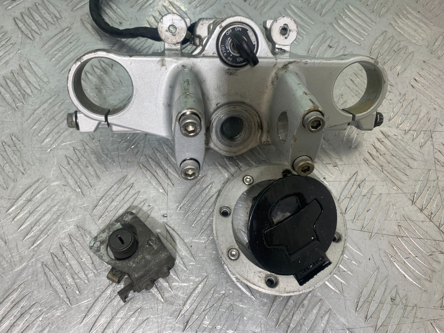 SUZUKI GSX750 INAZUMA LOCKS AND KEY YEAR 1998-2003 (CMB1308)