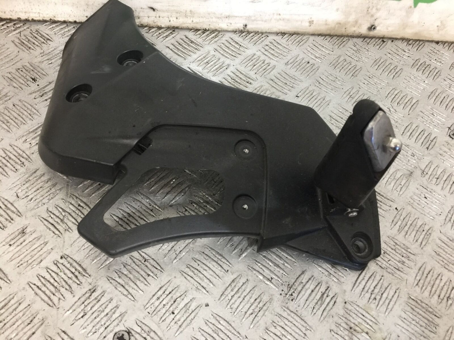 TRIUMPH TROPHY 1215 SE FRONT RIGHT HANGER AND PEG 2012-2017 (STOCK 870)