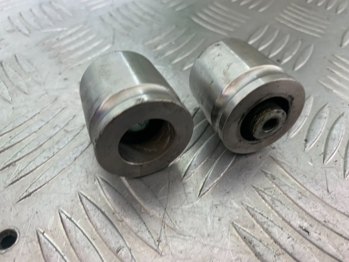 TRIUMPH 1050 SPRINT ST BAR END WEIGHTS YEAR 2004-2007 (CMB1089)
