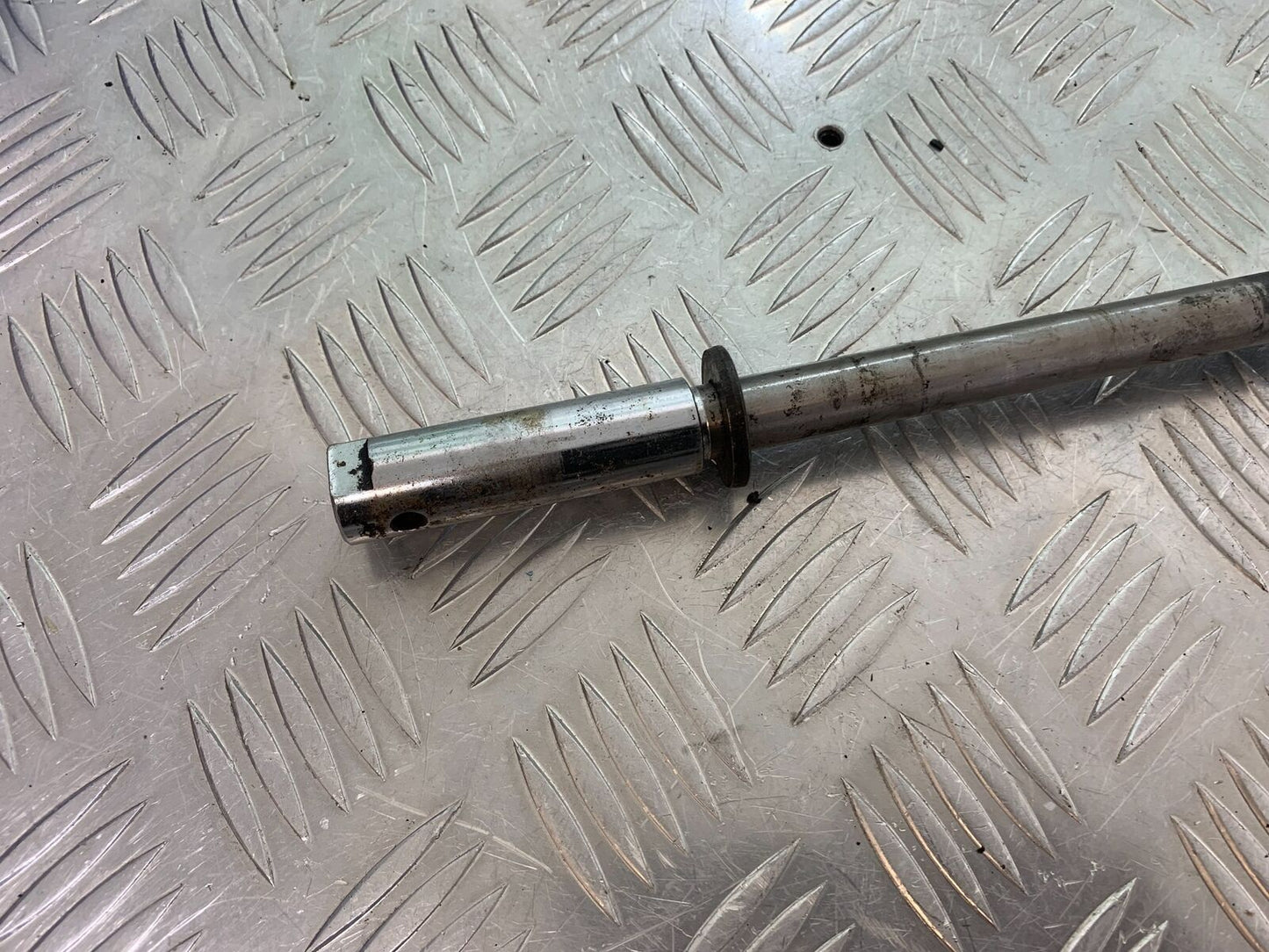 YAMAHA XV750 XV 750 VIRAGO REAR WHEEL SPINDLE YEAR 1992 (CMB1016)