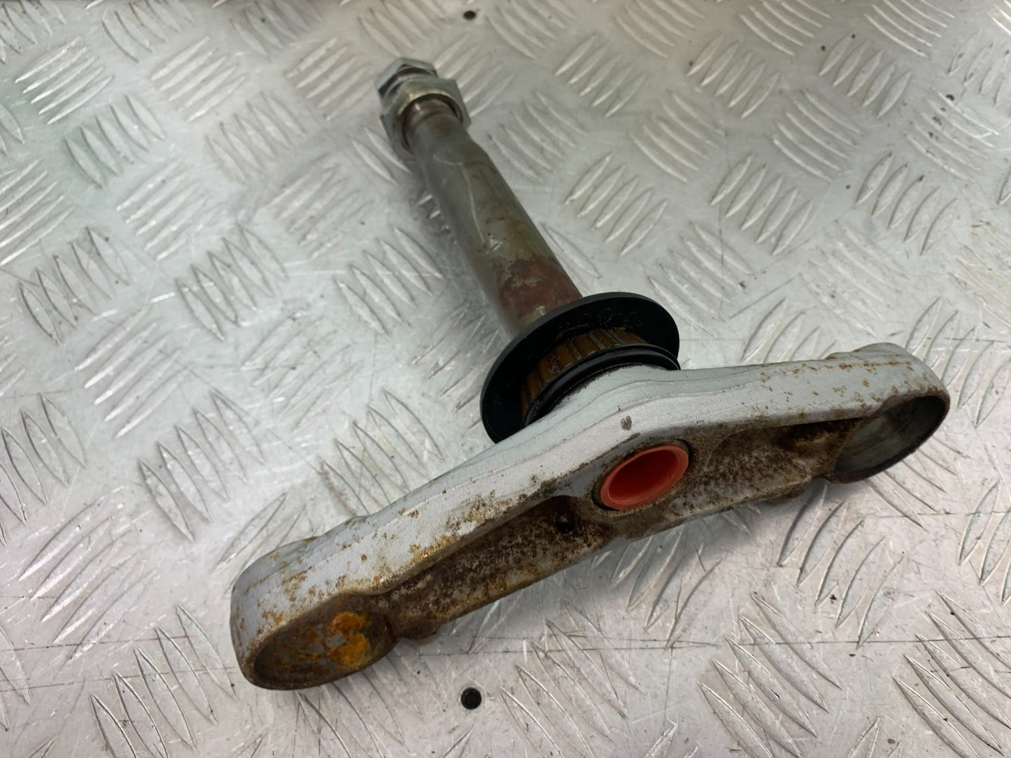 TRIUMPH 955i SPRINT ST BOTTOM YOKE YEAR 1999-04 (CMB1230)