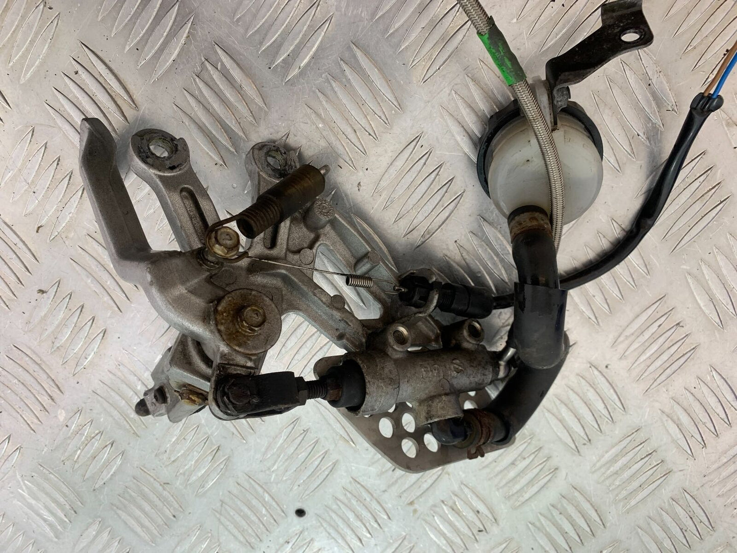 KAWASAKI ZX12R ZX12 R FRONT RIGHT HANGER YEAR 2000-01 (CMB1038)