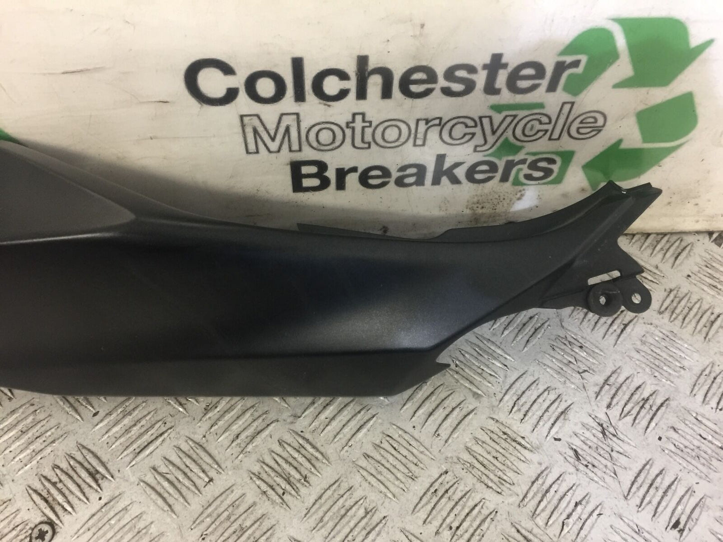 KAWASAKI Z400 Z 400 RIGHT SEAT PANEL YEAR 2019 (STOCK 672)