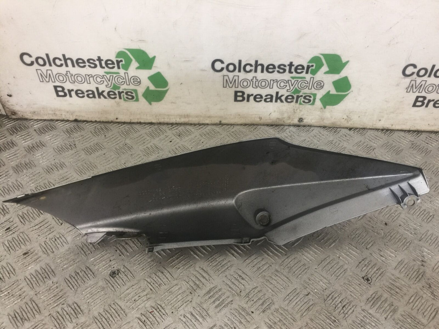 HONDA CBF600 CBF 600 RIGHT SEAT PANEL YEAR 2004 -07 (STOCK 909)