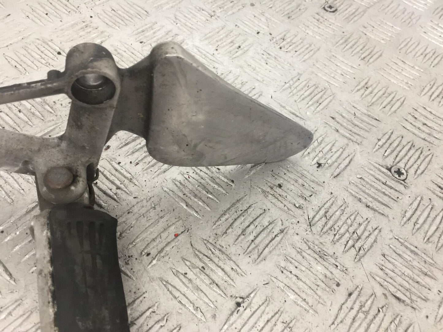 HONDA CBR1100 BLACKBIRD FRONT LEFT HANGER AND PEG YEAR 1996-1998 (STOCK 862)
