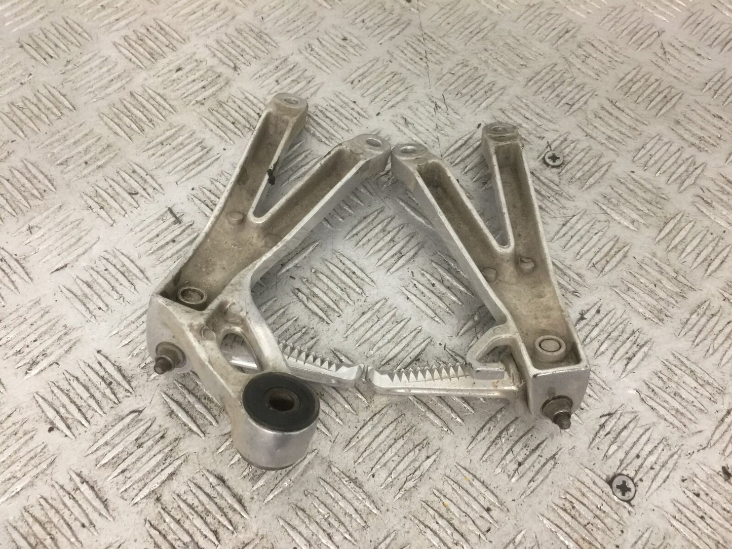 YAMAHA R6 5EB REAR HANGERS AND PEGS YEAR 1999-2002 (STOCK 891)