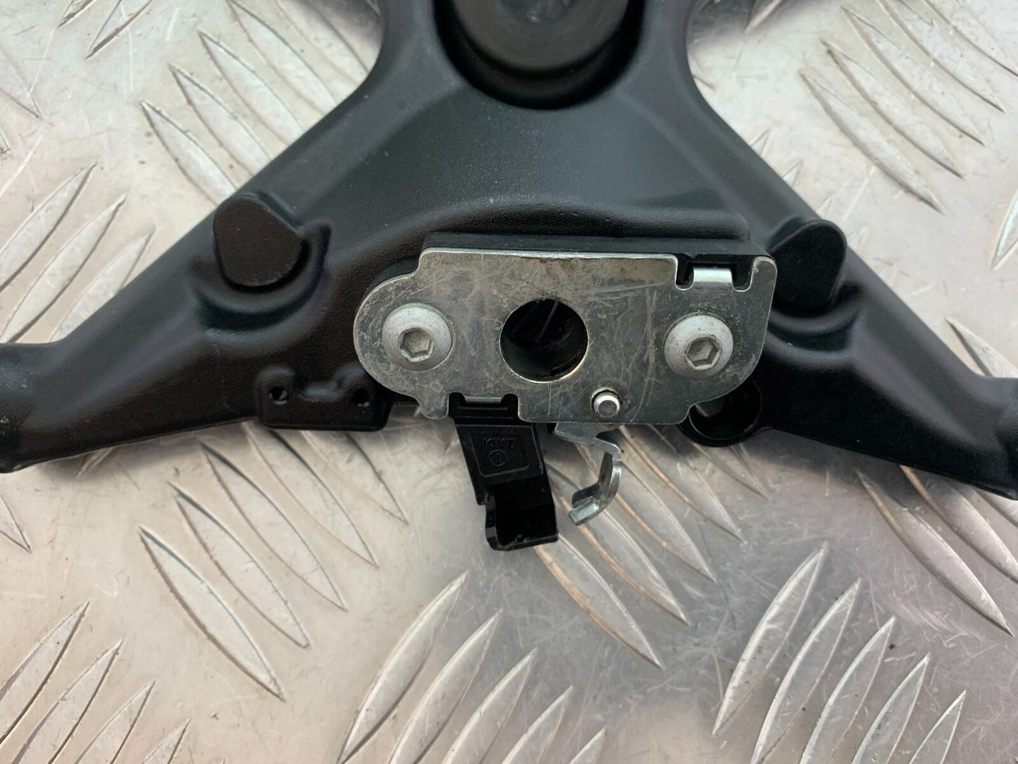 KTM 1290 SUPER DUKE SEAT CATCH AND BRACKET YEAR 2014-2016 (CMB1006)