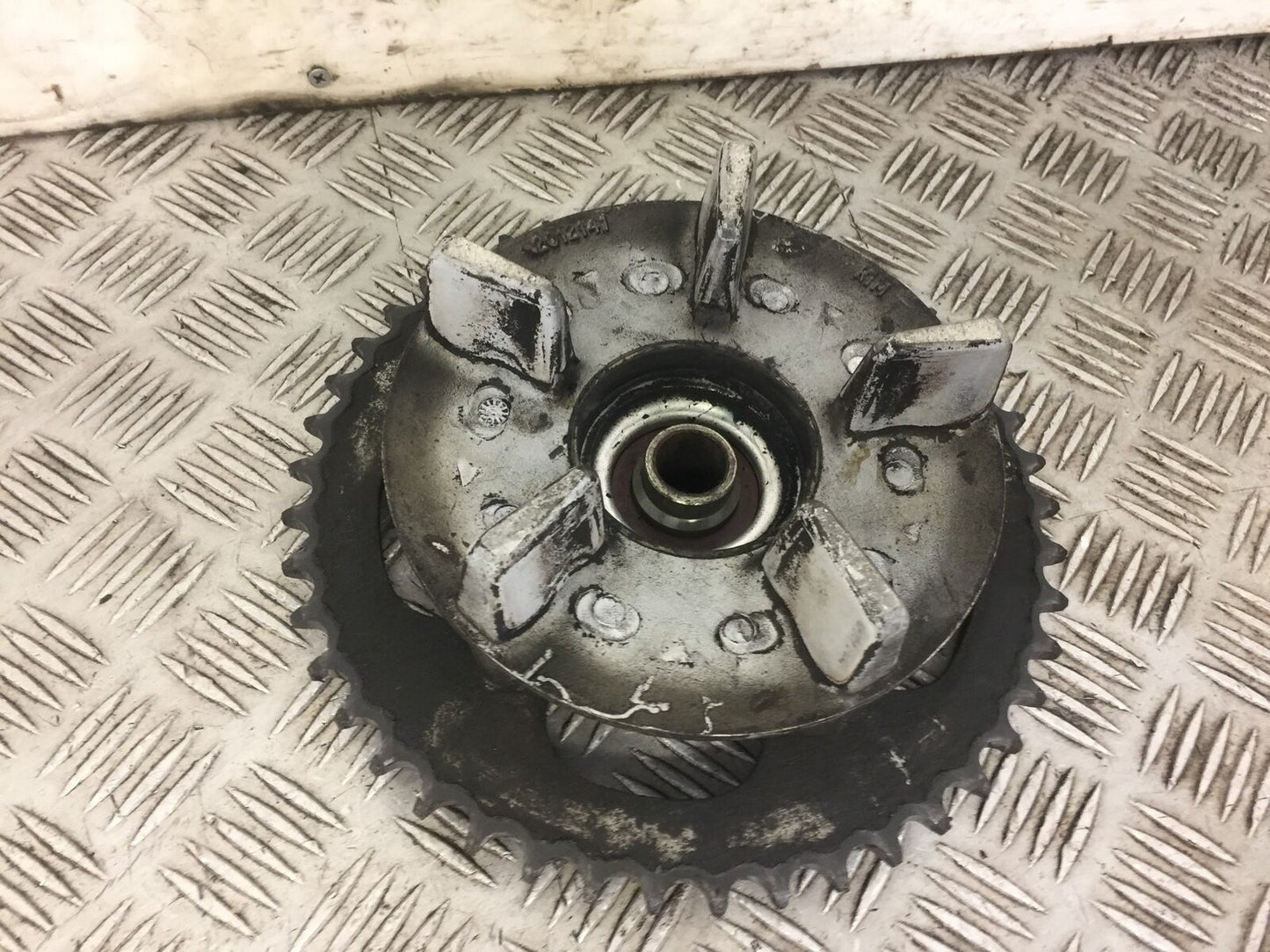 TRIUMPH TT600 TT 600 SPROCKET CARRIER YEAR 2001 (STOCK 597)