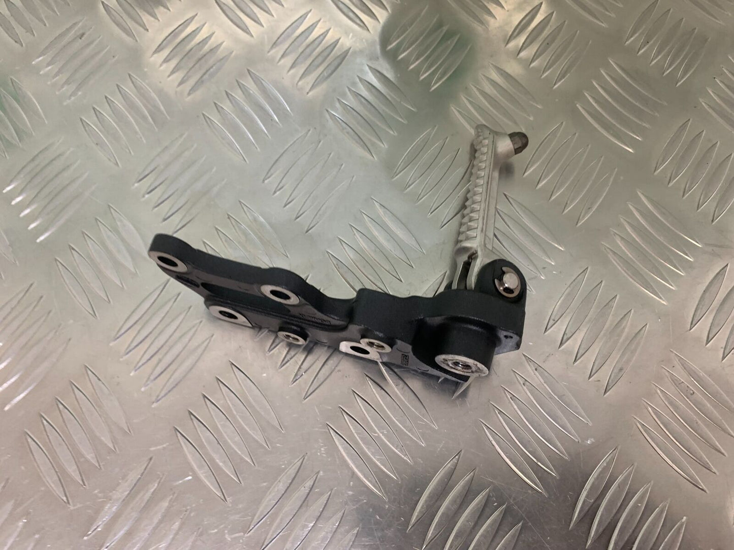 TRIUMPH SPEED TRIPLE R 1050 FRONT LEFT HANGER AND PEG YEAR 2014 (STOCK 934)