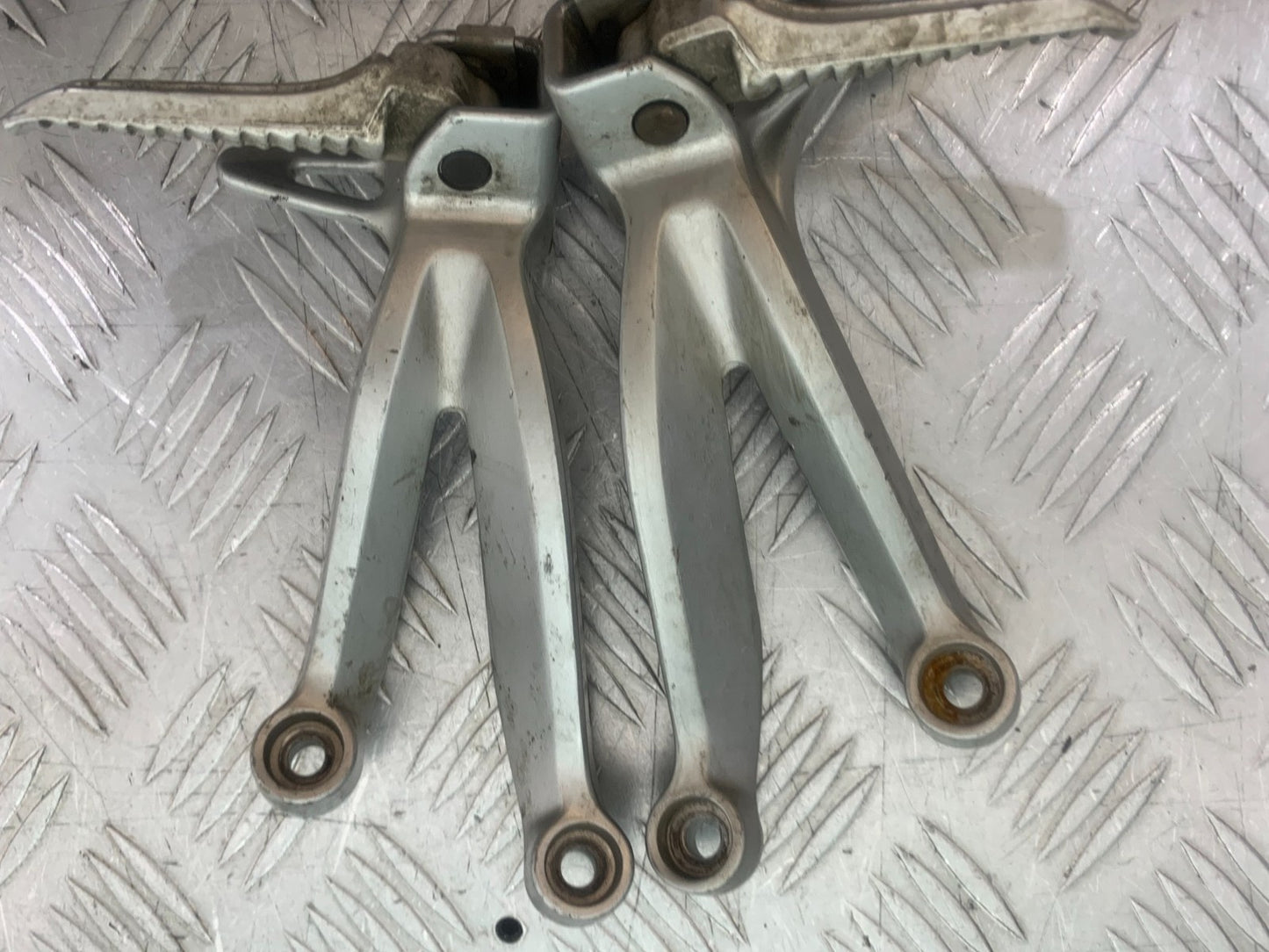 SUZUKI GSXR600 GSXR 600 K1 K2 K3 REAR HANGERS AND PEGS 1999-03 (CMB1284)