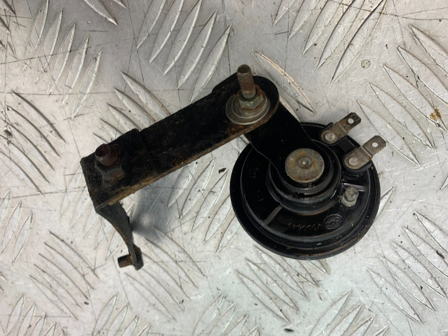 QINGQI QM125 GY-2B HORN AND BRACKET YEAR 2016 (CMB1228)