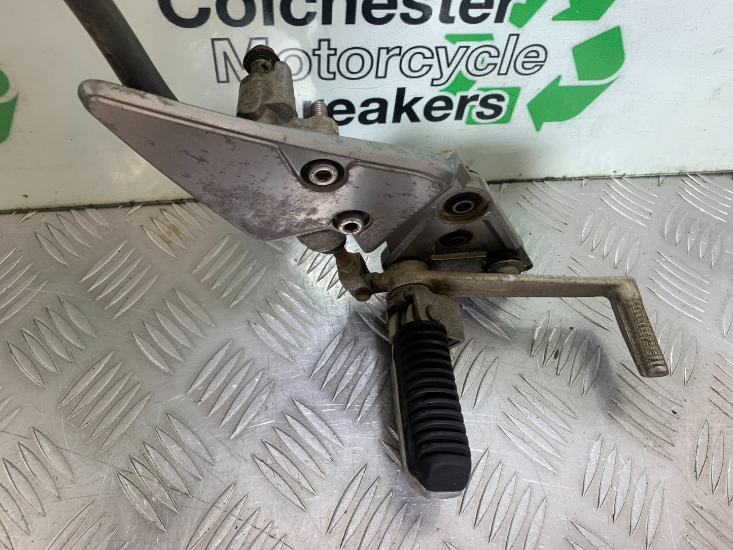 SUZUKI GSF1200 GSF 1200 BANDIT FRONT RIGHT HANGER YEAR 1997-2000 (CMB1149)