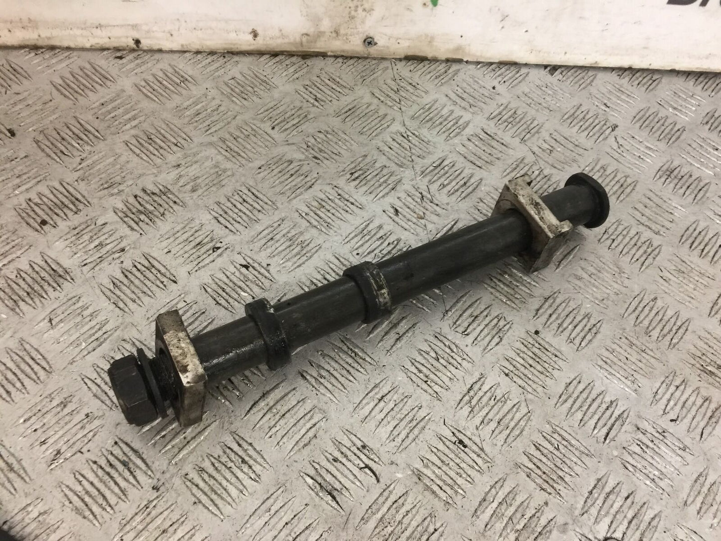 YAMAHA R6 5EB REAR WHEEL SPINDLE YEAR 1999-2002 (STOCK 757)