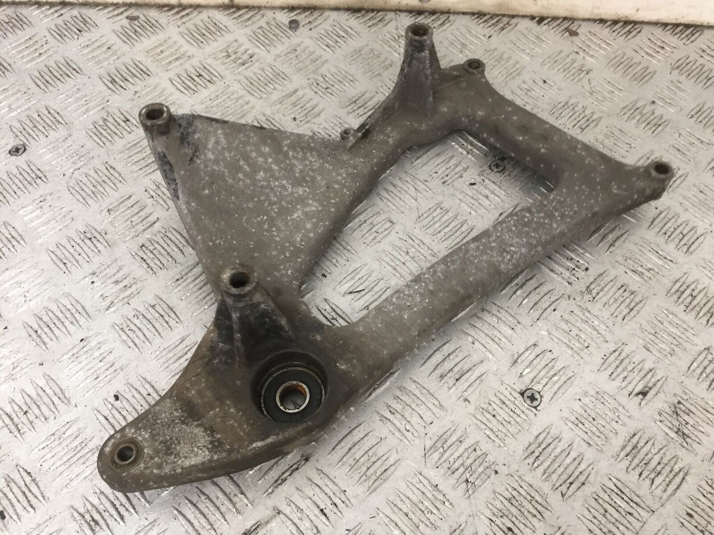 PEUGEOT GEOPOLIS 125 EXHAUST BRACKET YEAR 2011 (STOCK 887)