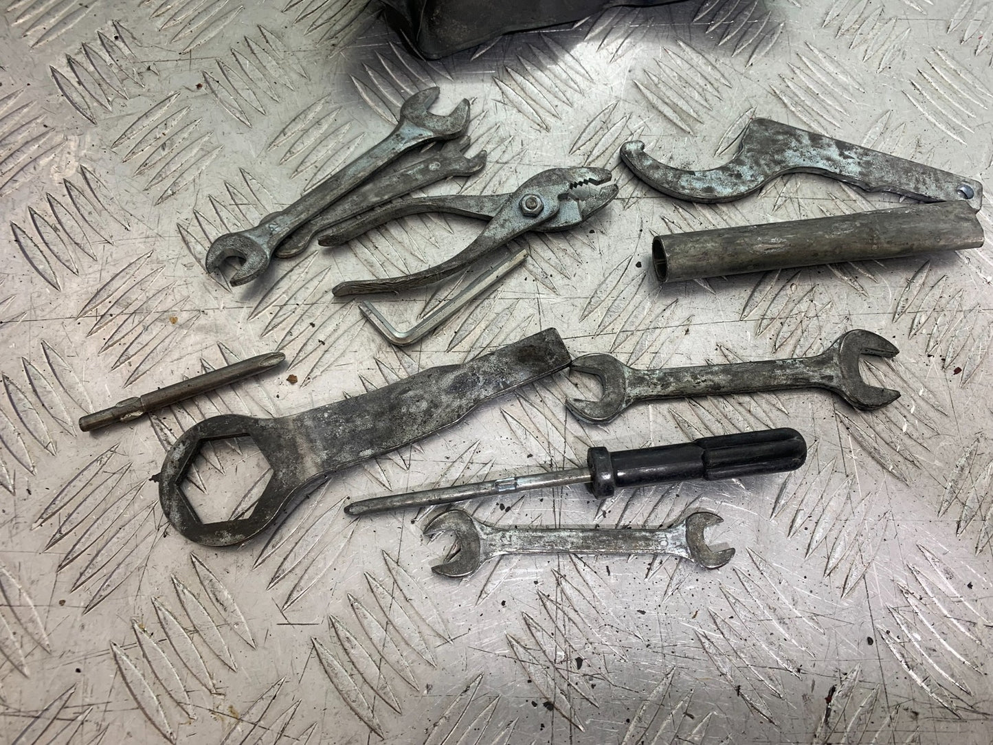 YAMAHA YZF1000 THUNDERACE TOOLKIT YEAR 1997-2000 (CMB1204)