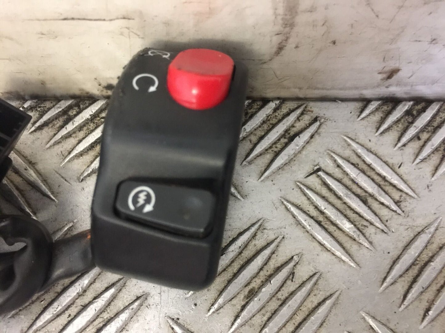 TRIUMPH TT600 TT 600 RIGHT SWITCH GEAR YEAR 2001 (STOCK 597)
