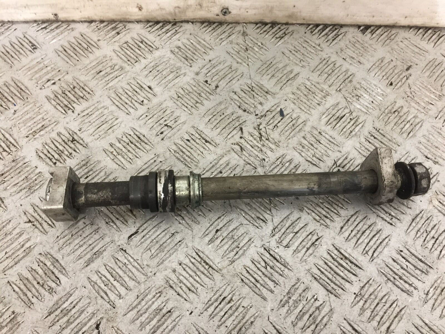 TRIUMPH 675 DAYTONA REAR WHEEL SPINDLE YEAR 2006-2008 (STOCK 789)