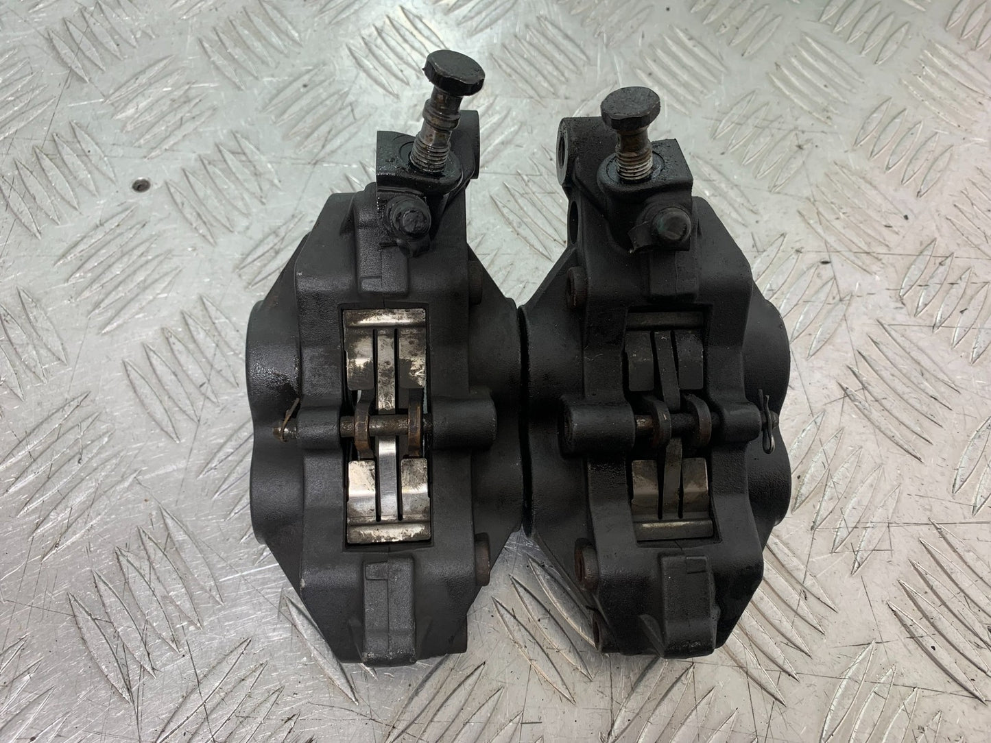 TRIUMPH 955i DAYTONA FRONT BRAKE CALIPERS YEAR 2002-2006 (CMB1229)