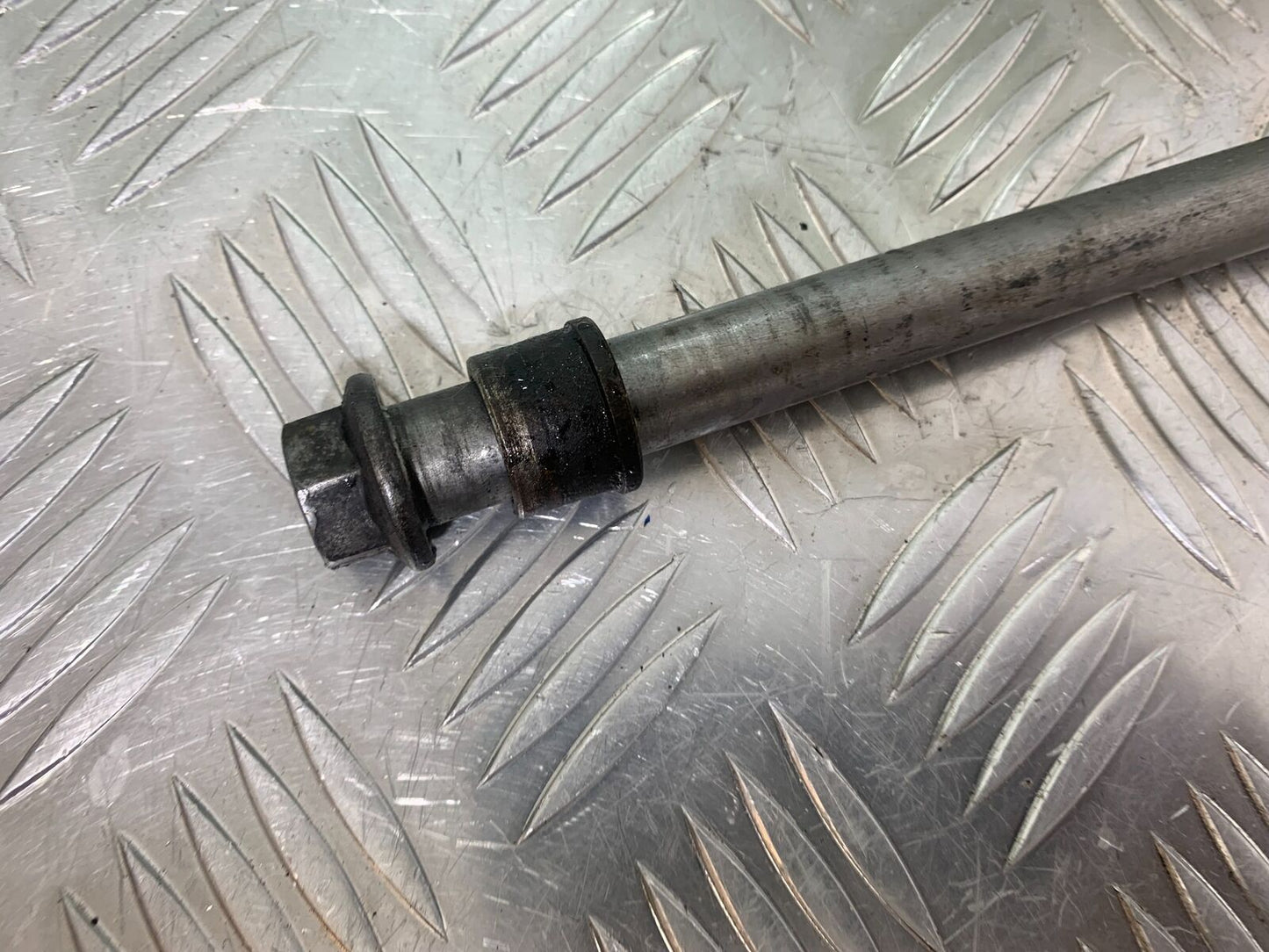 YAMAHA YZF600 YZF 600 THUNDERCAT FRONT WHEEL SPINDLE 1996-2003 (CMB1046)
