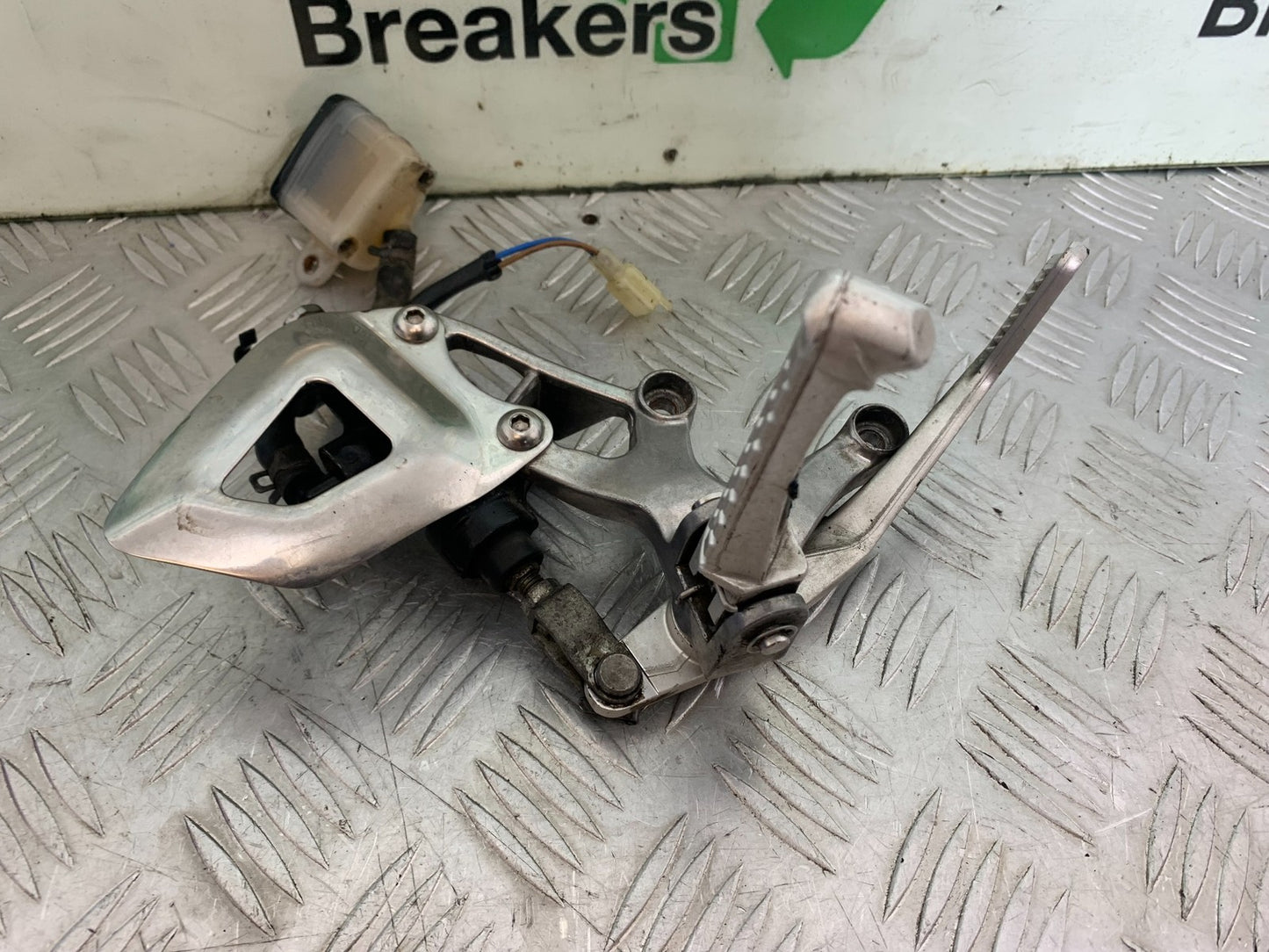 TRIUMPH SPEED TRIPLE R 1050 FRONT RIGHT HANGER COMPLETE 2009 (CMB1183)