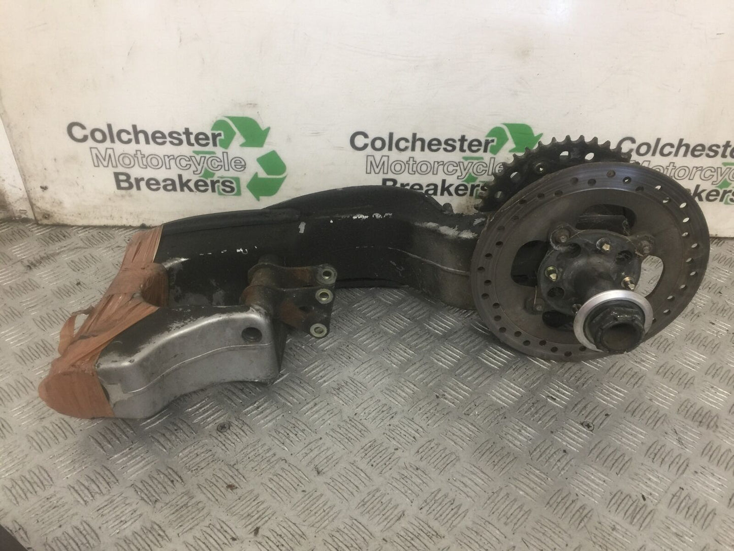 TRIUMPH 955i SPRINT ST SWINGARM YEAR 1999-2004 (STOCK 868)
