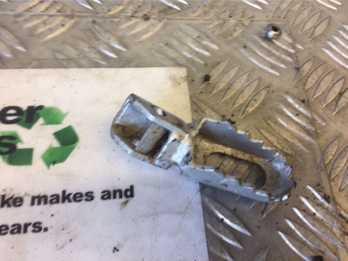 YAMAHA DT125 DT 125 MK 1 FRONT RIGHT PEG YEAR 1984