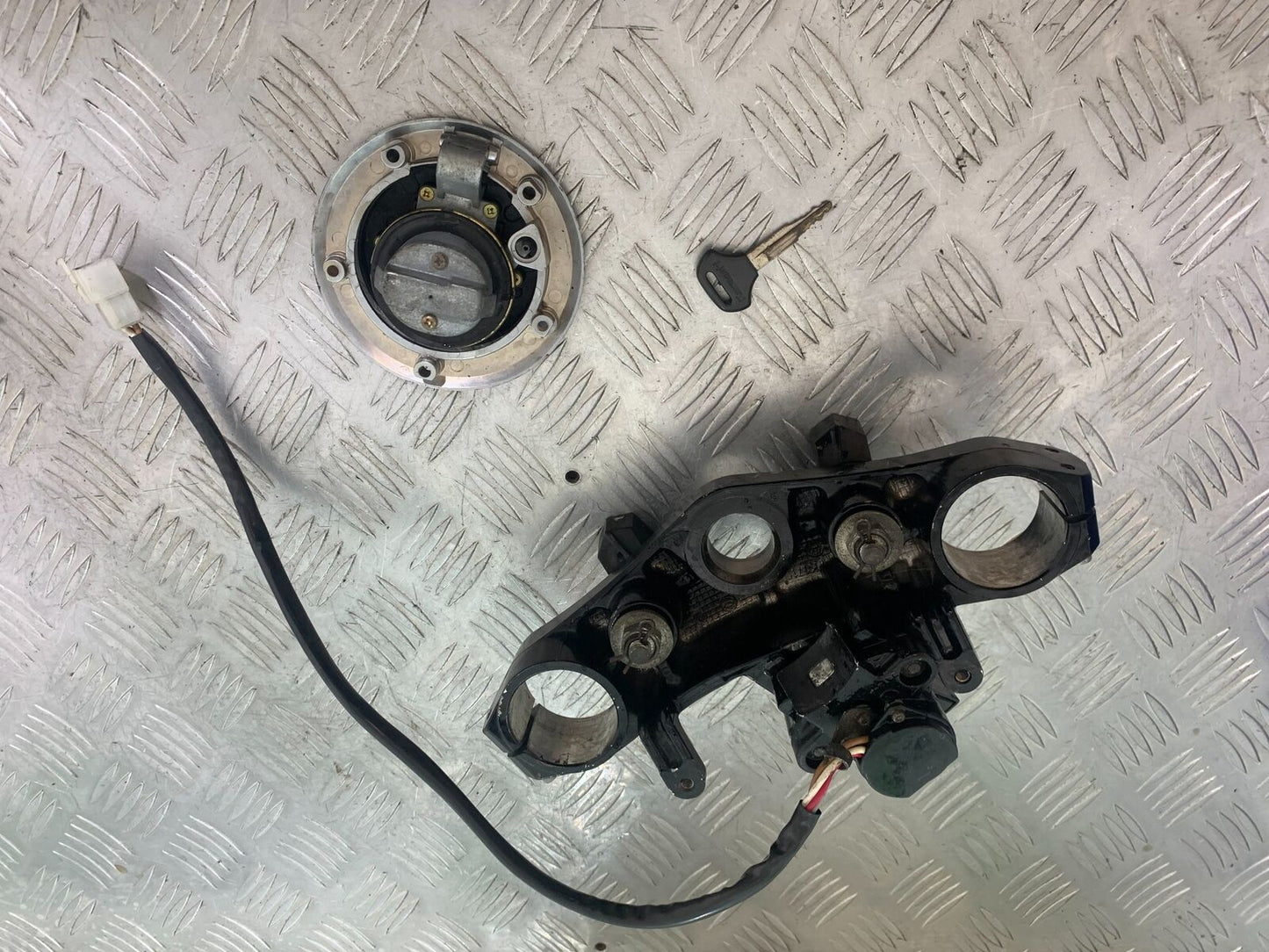 KAWASAKI Z1000 Z 1000 IGNITION SWITCH CAP KEY AND YOKE YEAR 2003-2006 (CMB1099)