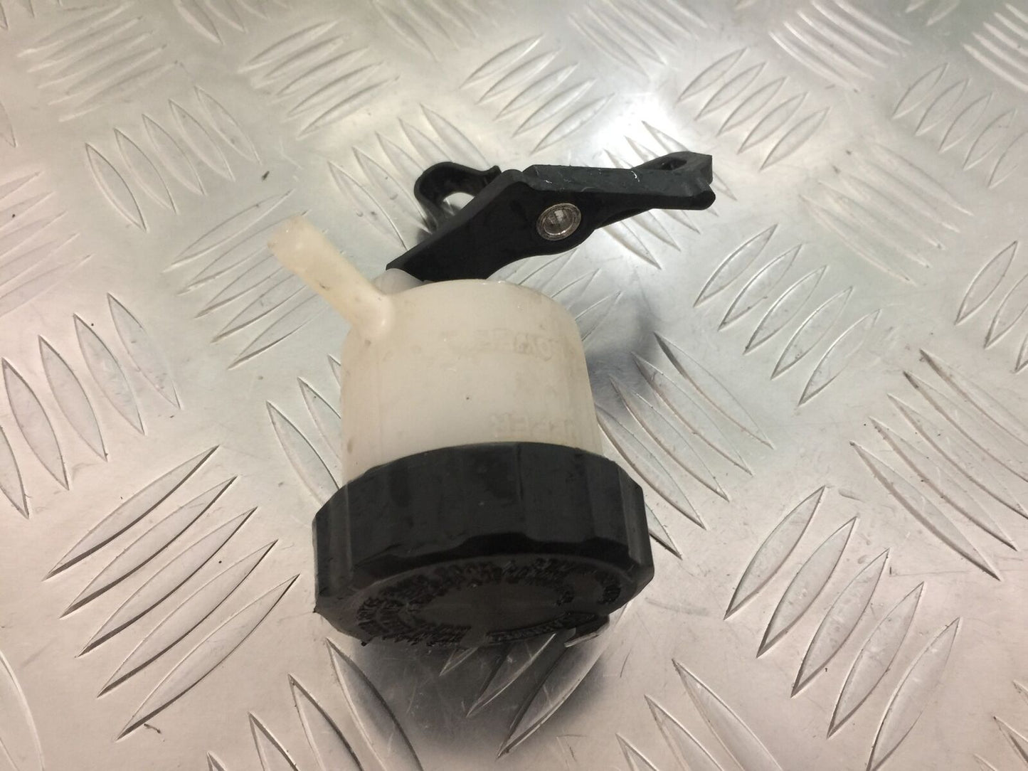 YAMAHA R6 FRONT BRAKE FLUID POT YEAR 2004-2005 (STOCK 931)