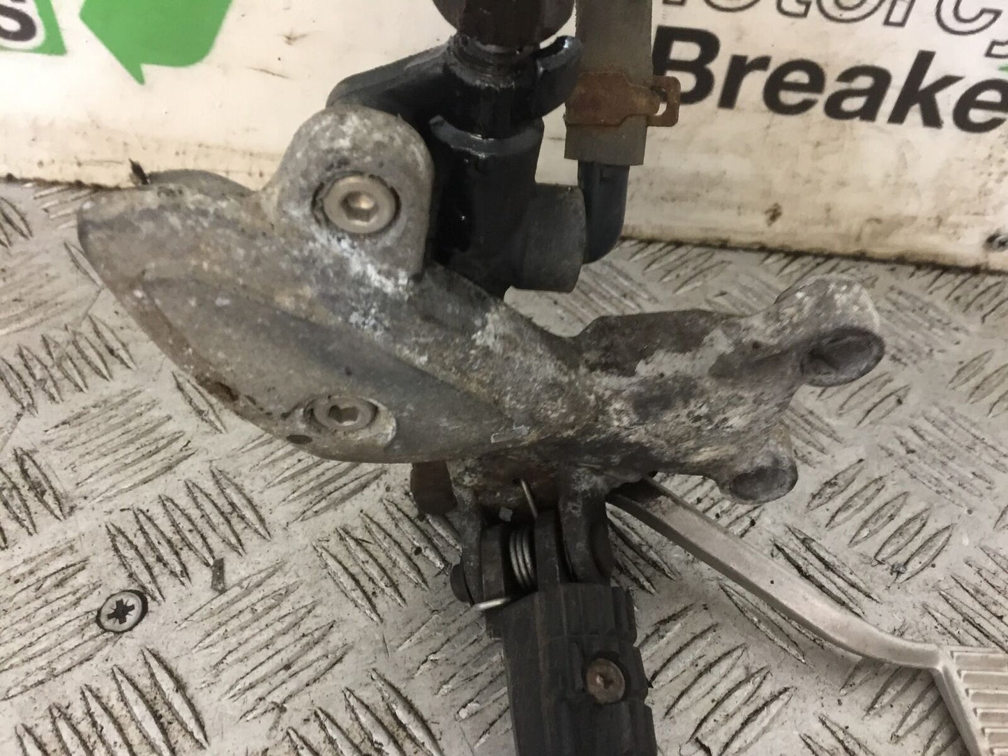 TRIUMPH 955i SPRINT ST FRONT RIGHT HANGER YEAR 1999-2004 (STOCK 735)