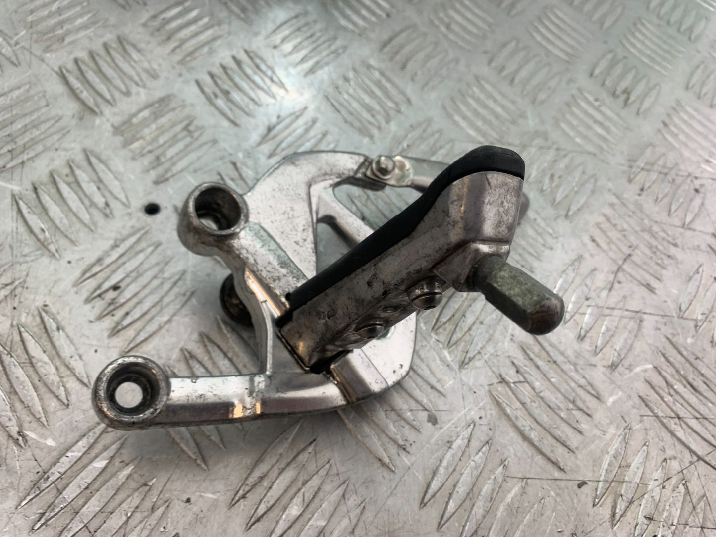 TRIUMPH 1050 SPRINT ST FRONT LEFT HANGER 2004-2007 (CMB1197)