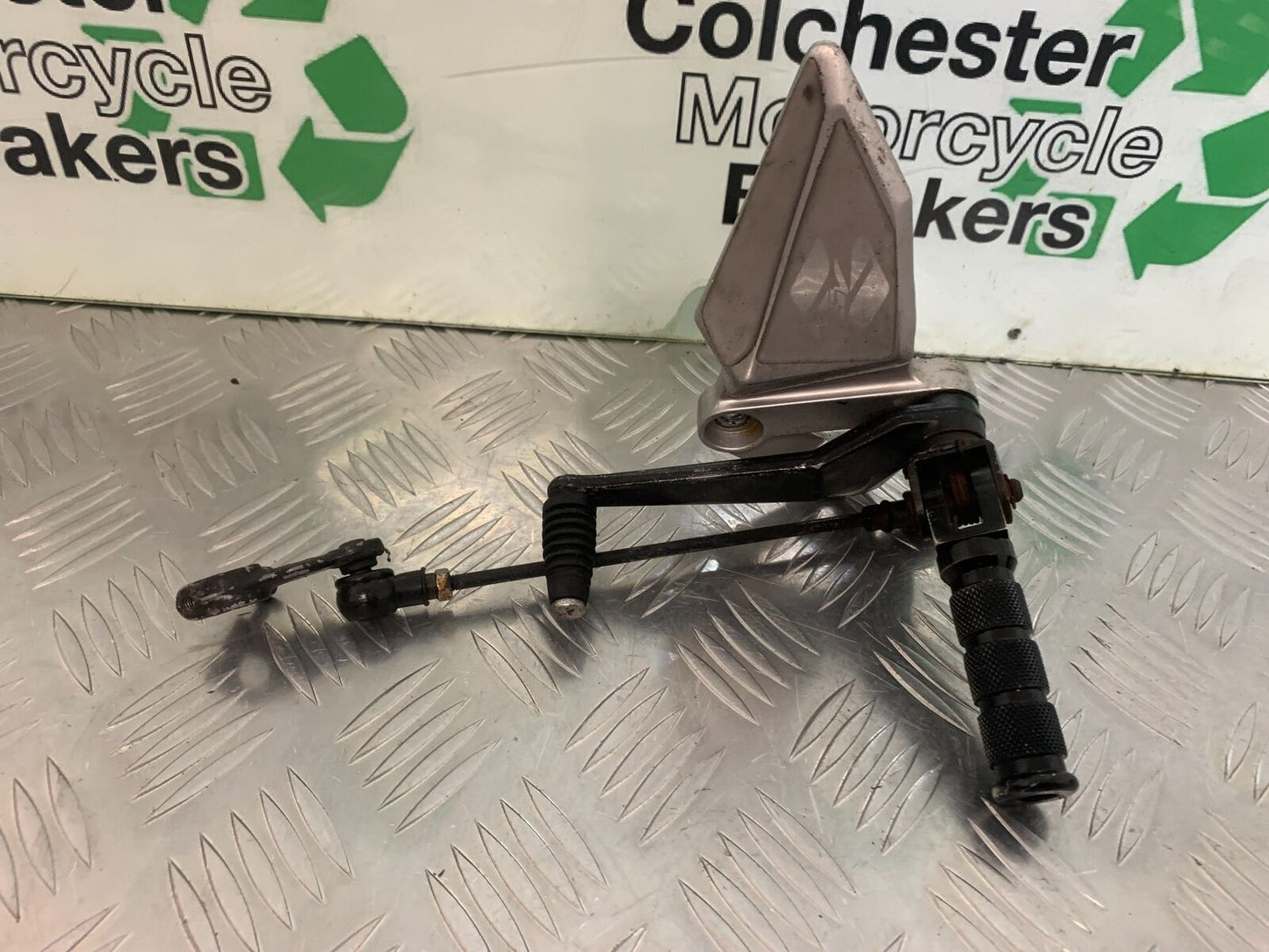 SUZUKI SV1000 SV 1000 K3 FRONT LEFT HANGER YEAR 2004 (STOCK 970)