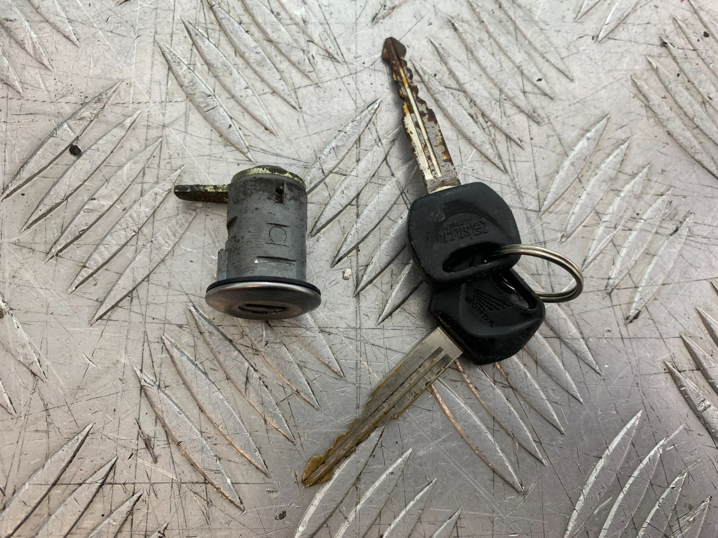 HONDA CBF500 CBF 500 SEAT LOCK AND KEYS YEAR 2004-2008 (CMB1294)