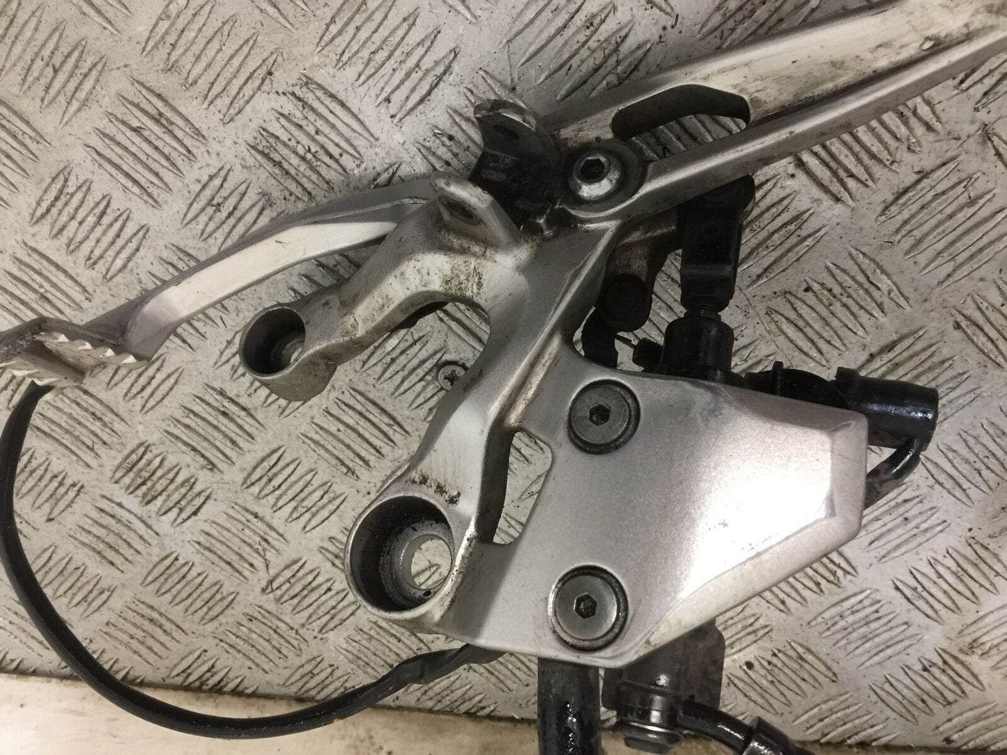 YAMAHA MT09 MT-09 FRONT RIGHT HANGER YEAR 2018 (STOCK 906)