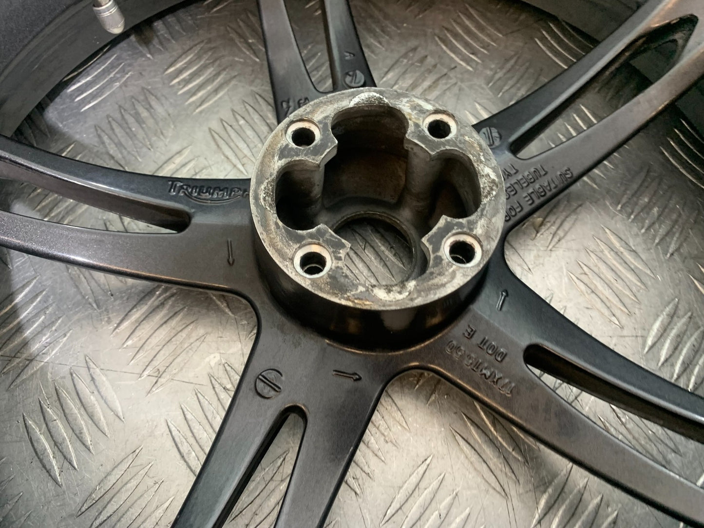 TRIUMPH 1050 SPEED TRIPLE REAR WHEEL YEAR 2005-2007 (CMB1322)