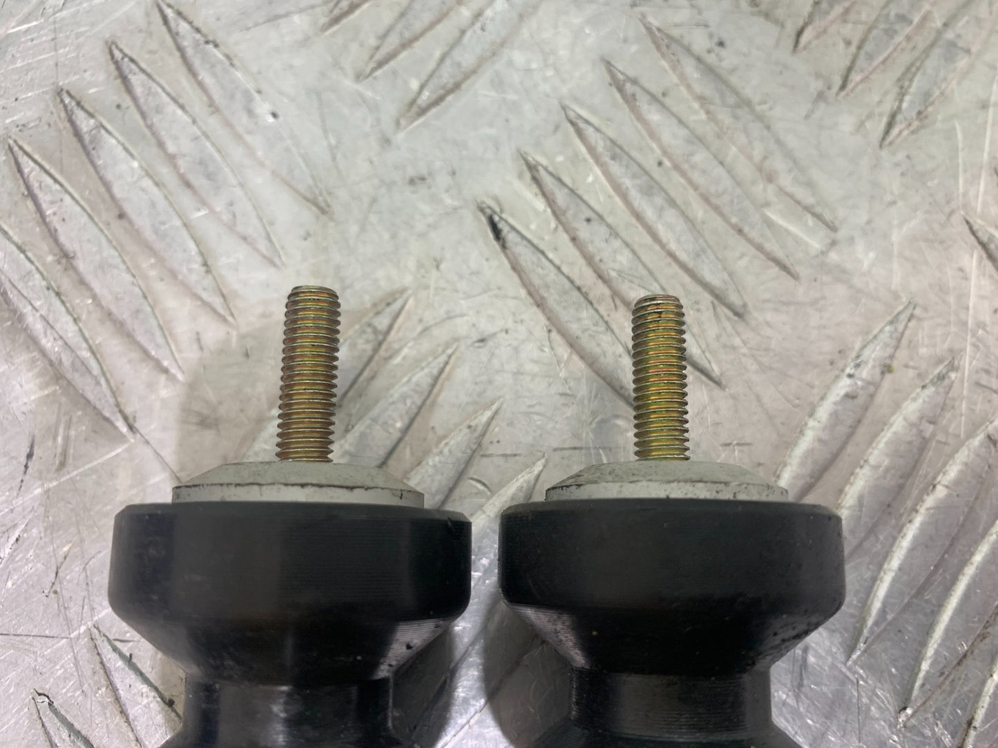 YAMAHA YZF R1 14 B BIG BANG SWINGARM BOBBINS 2009-14 (CMB1175)