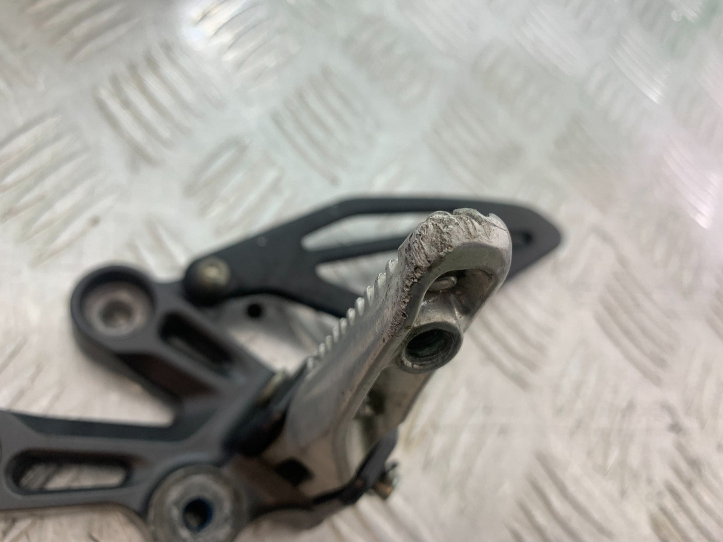 YAMAHA YZF R7 FRONT LEFT HANGER AND PEG YEAR 2022-2025 (CMB1255)