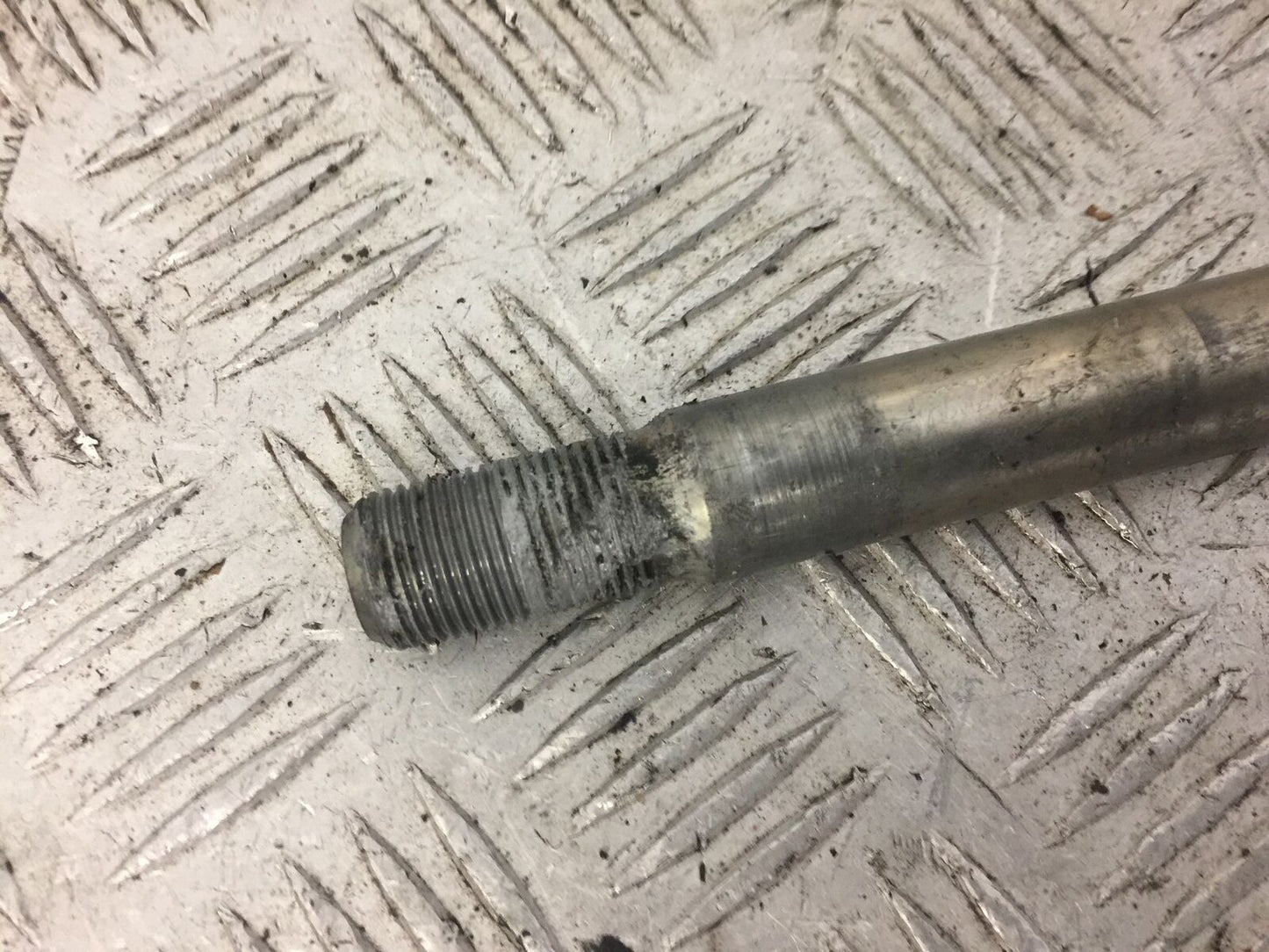 TRIUMPH 1200 TIGER EXPLORER FRONT WHEEL SPINDLE YEAR 2015 (STOCK 673)
