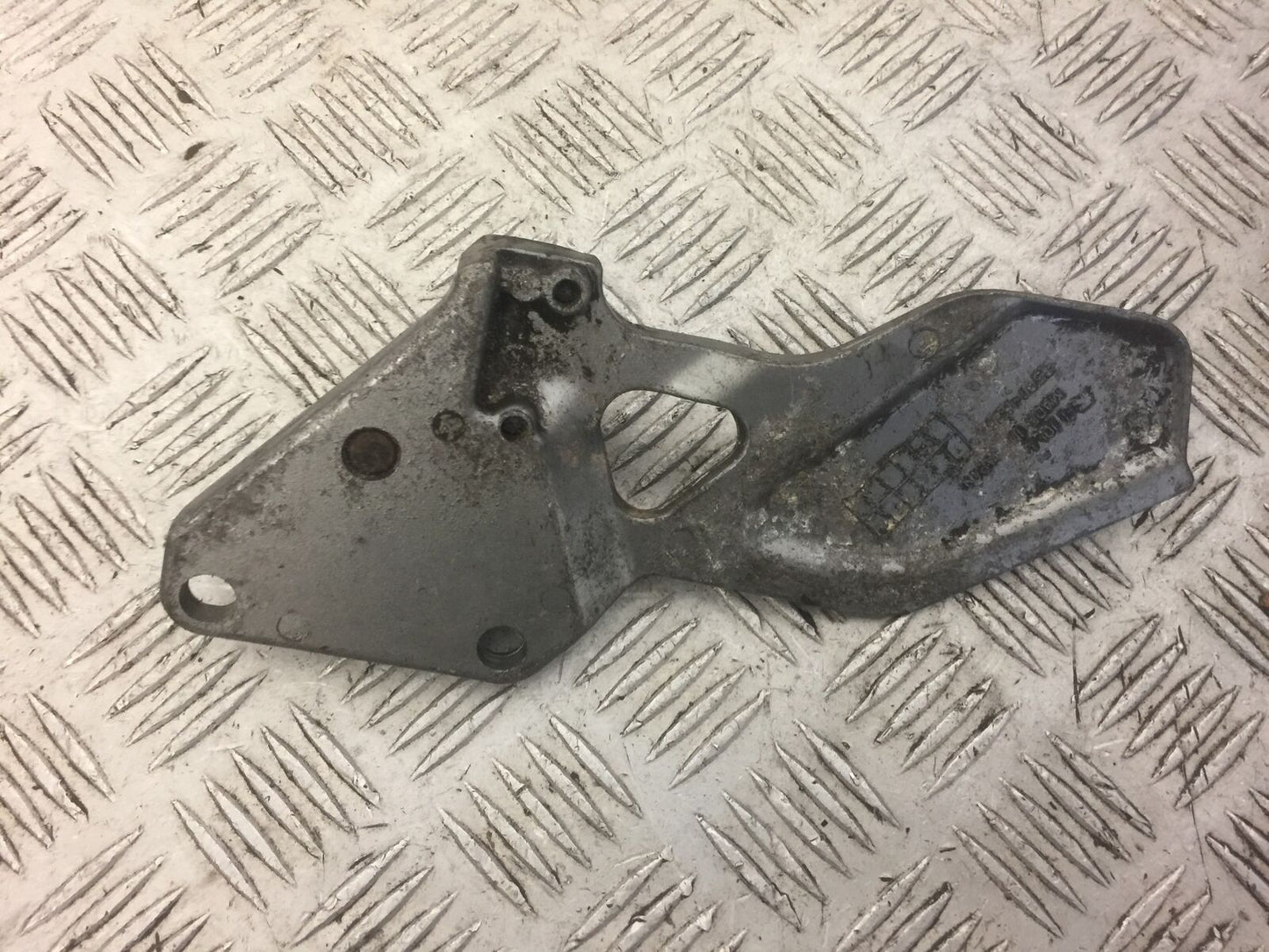 KAWASAKI ZZR1100 ZZR 1100 D FRONT LEFT HANGER YEAR 1994 1999 STOCK 519)