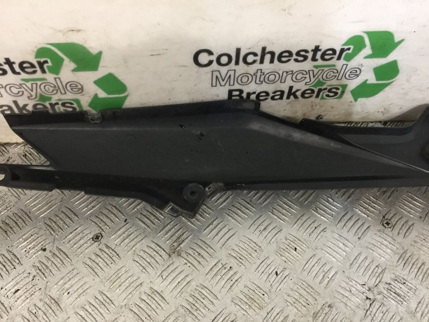 HONDA CBR125 CBR 125 RIGHT SEAT PANEL YEAR 2007-10 (STOCK 884)